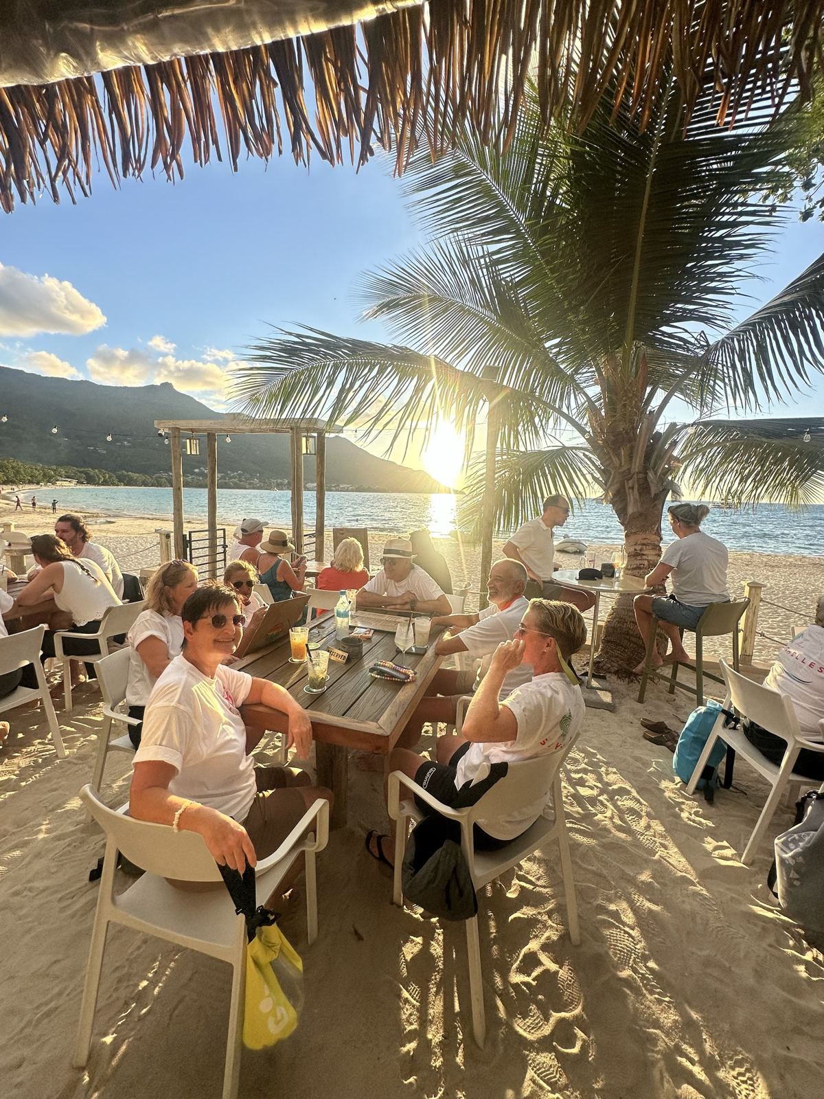 Strandbar unter Palmen im Sonnenuntergang