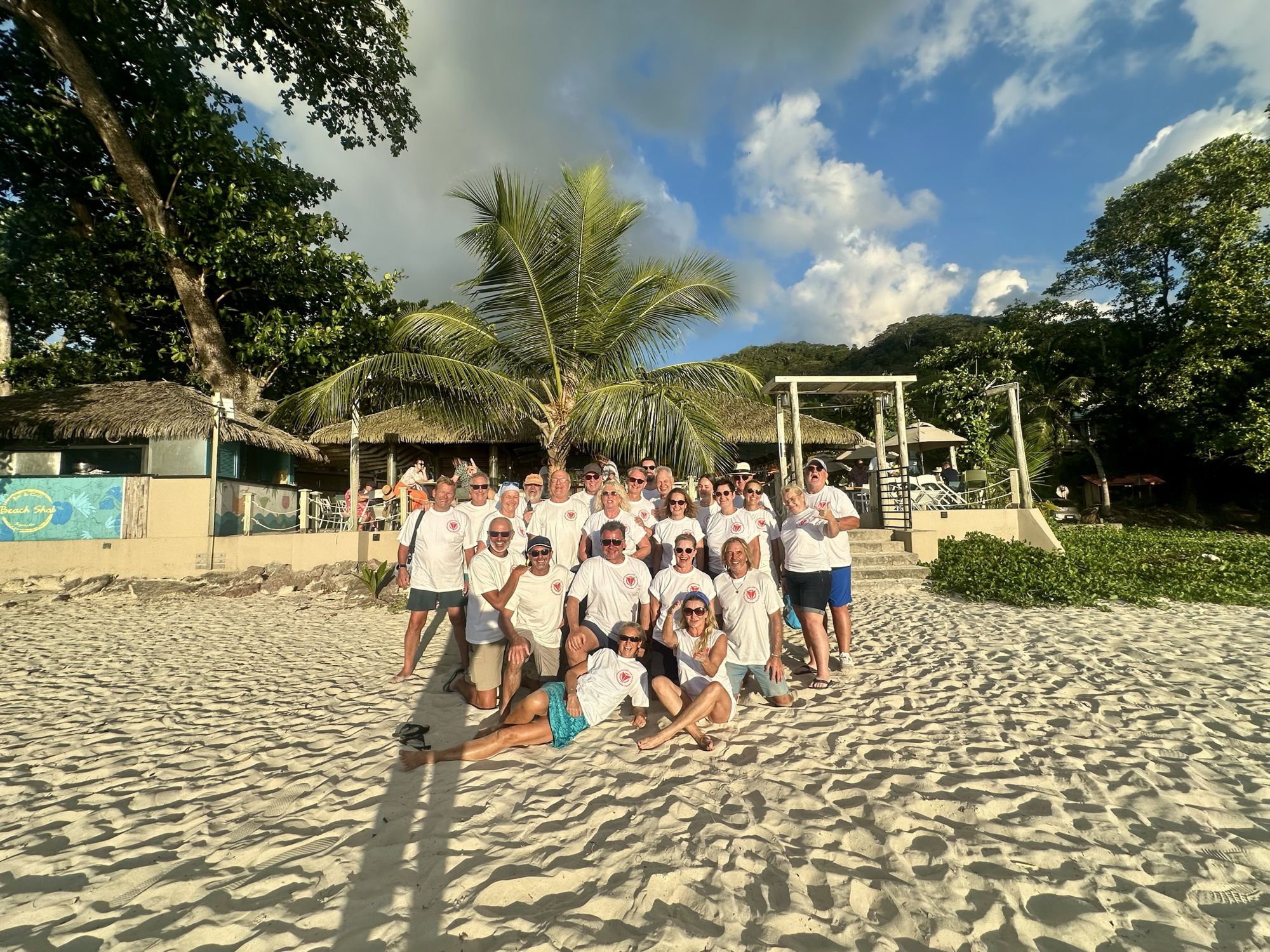 Das BARAKUDA Team in weißen Shirts am Strand
