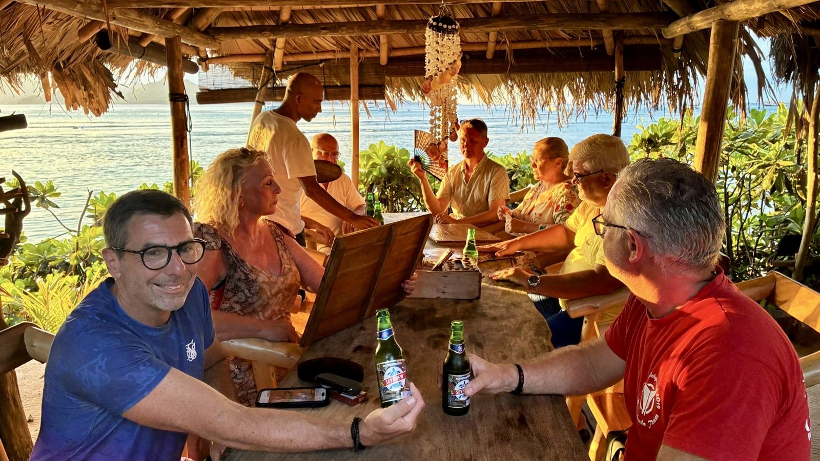 Crew in einer Strandhütte mit Meerblick