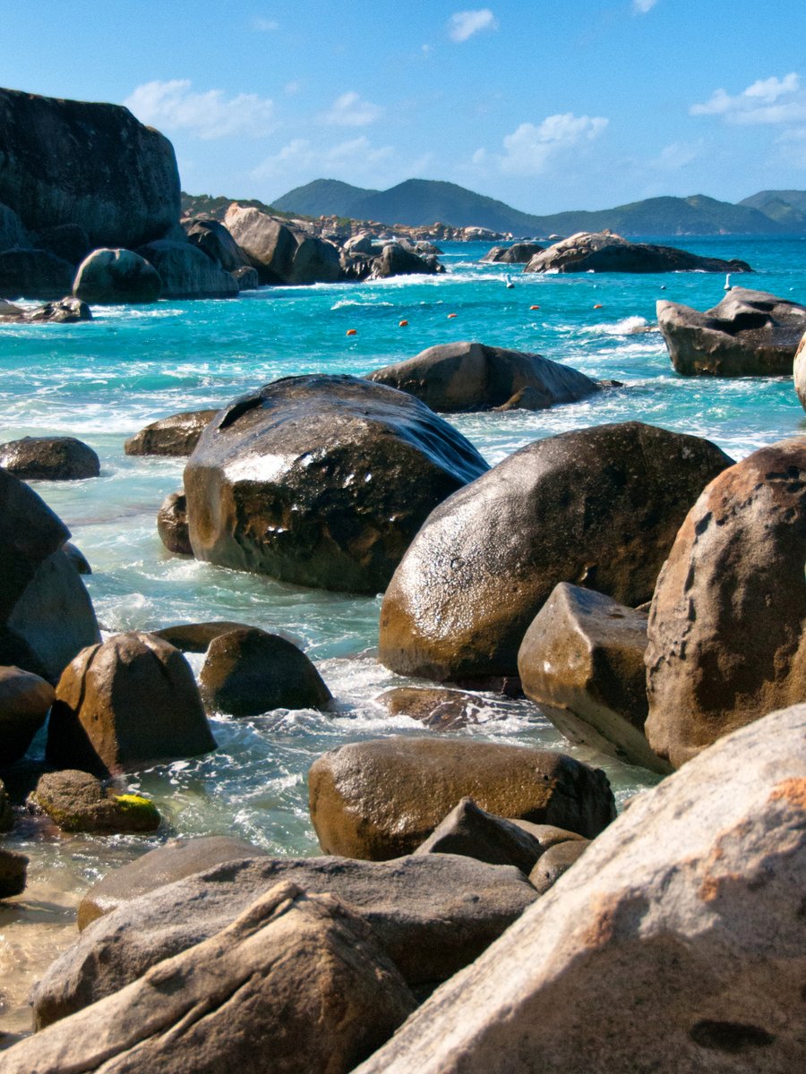 Runde Granitfelsen in türkisem Wasser bei The Baths auf Virgin Gorda