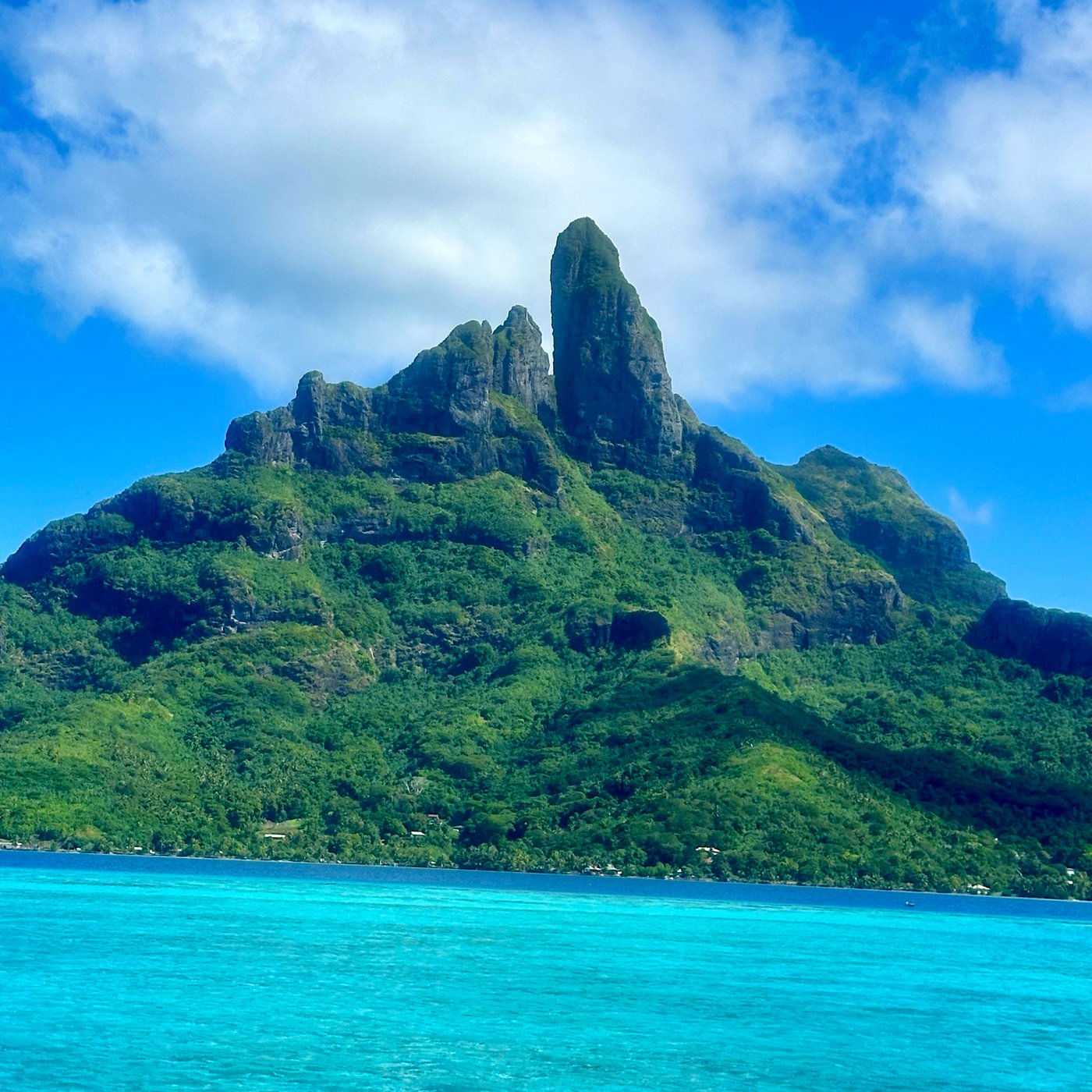 Der Berg Otemanu auf Bora Bora über türkiser Lagune